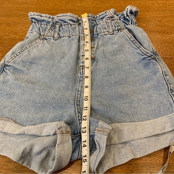 Topshop high waisted denim mom shorts in light wash with button fly - Picture 3 of 5